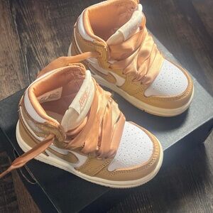 Brand: Nike (Air Jordan 1)
satin laces
Excellent condition,worn2x